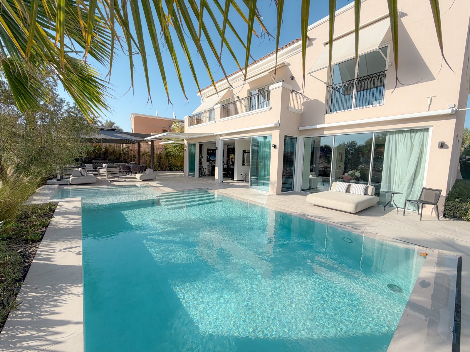 Foto 3: Pool und Terrasse anzeigen
