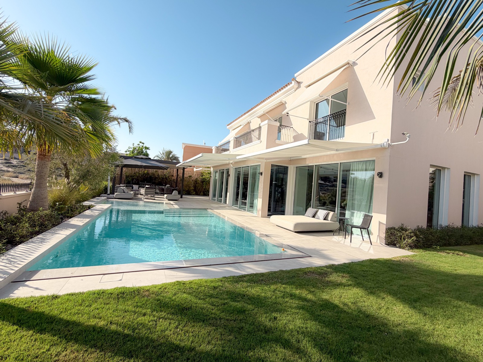 Aussenansicht der Villa Arabian Ranches Mirador mit privatem Pool und Garten